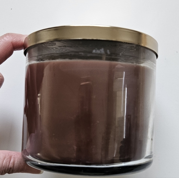 NWT Bath & Body Works Hot Cocoa & Cream Candle with Gold Lid - Picture 6 of 12